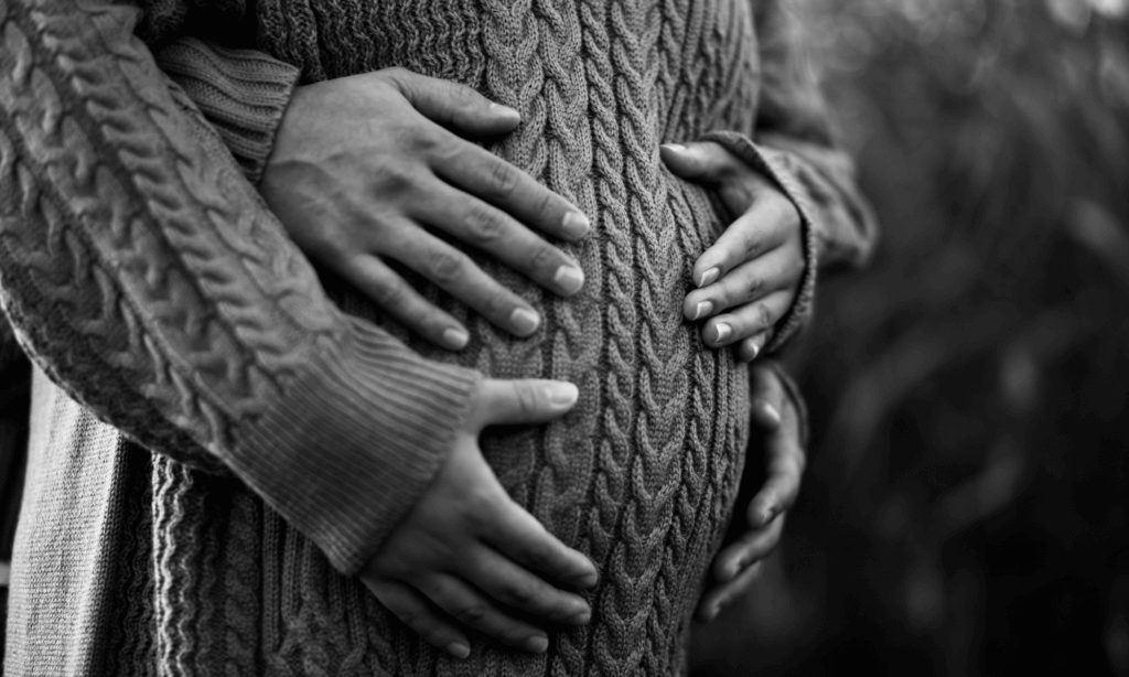 La Marmaï - Accompagnement parental - ventre de femme enceinte - couple - noir et blanc