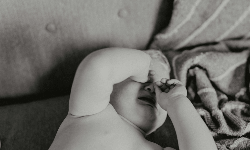 La Marmaï - accompagnement parental - bébé pleurs noir et blanc